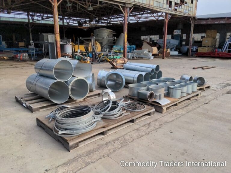 A lot of metal pipes and tubes sitting on some pallets.