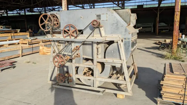 A large machine sitting in the middle of an area.
