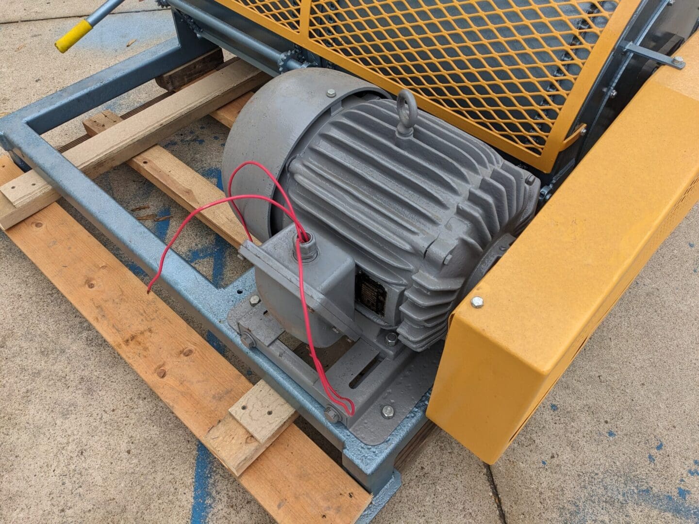 A large motor sitting on top of a wooden platform.