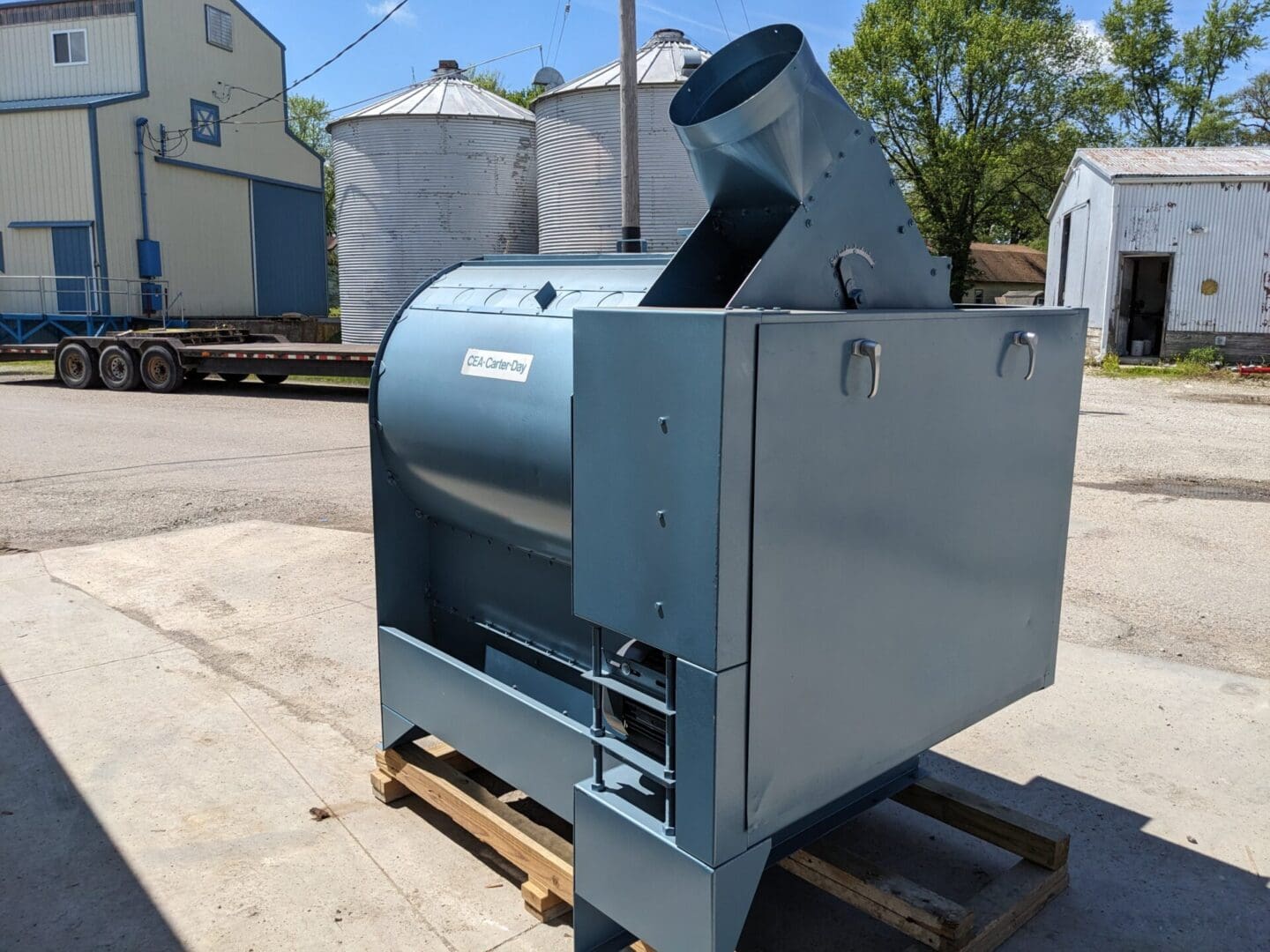 A large metal machine sitting on top of a wooden crate.