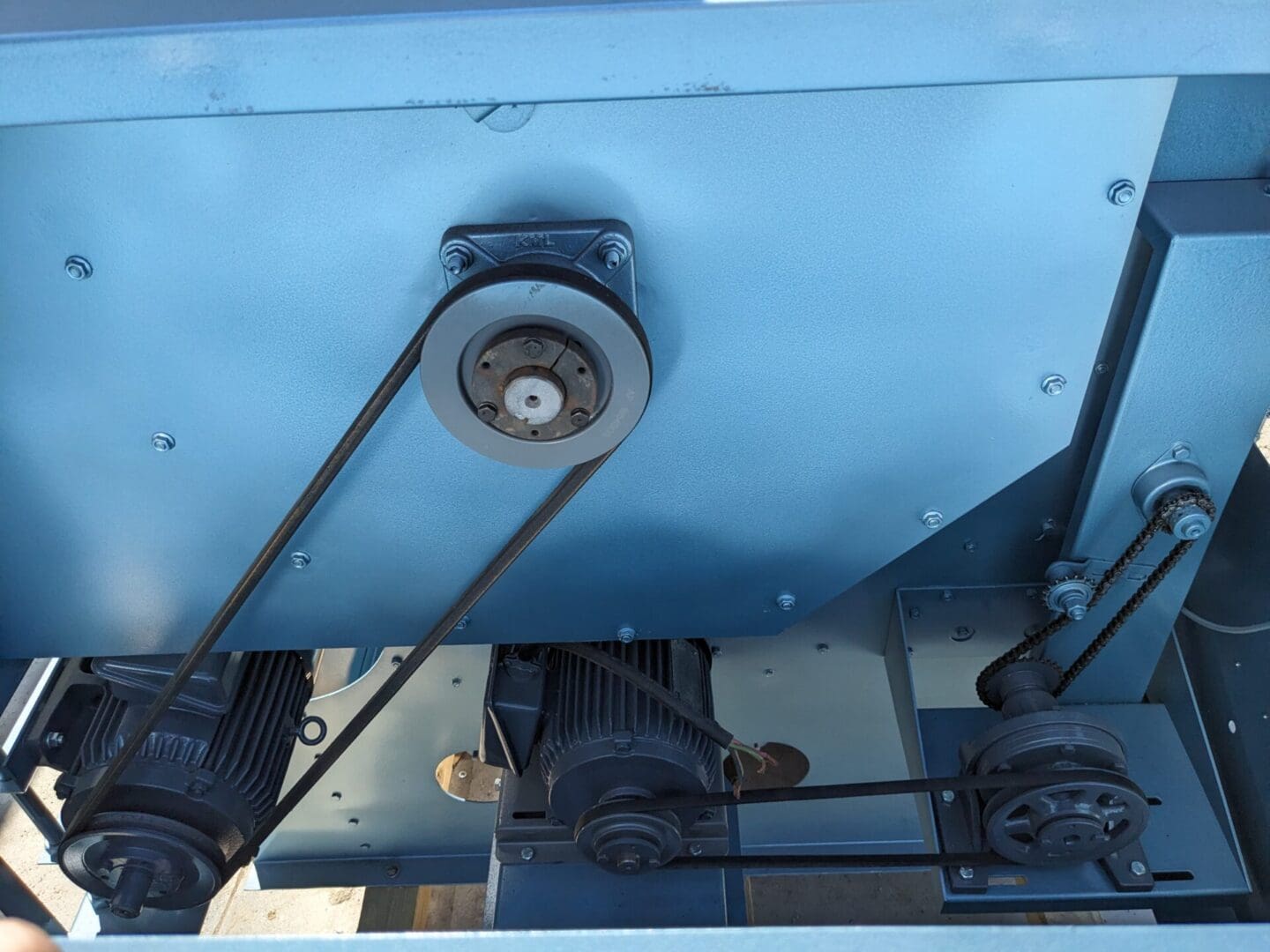 A close up of the top of an engine.