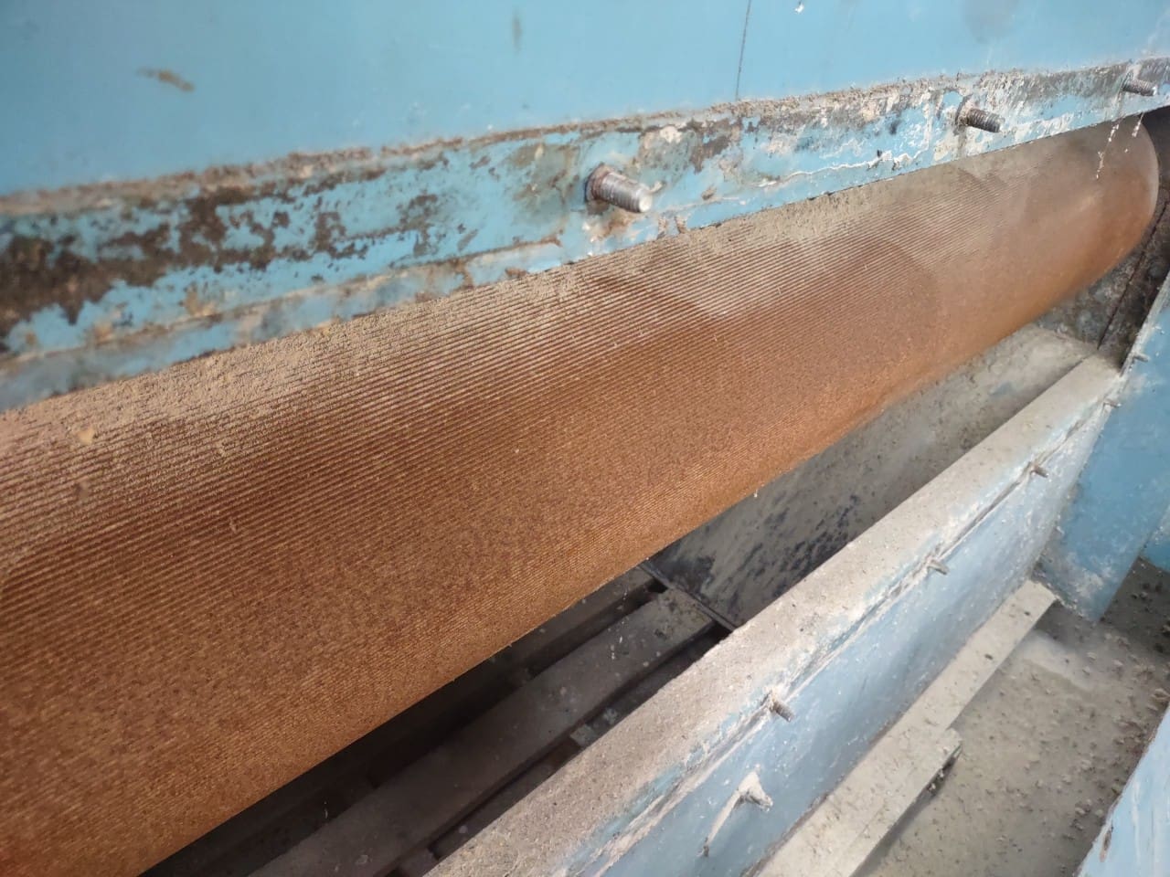 A rusted metal bar with rust on it.