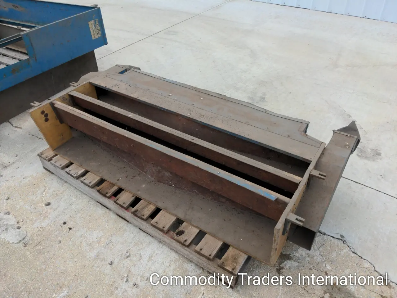 A wooden box with some metal bars on it