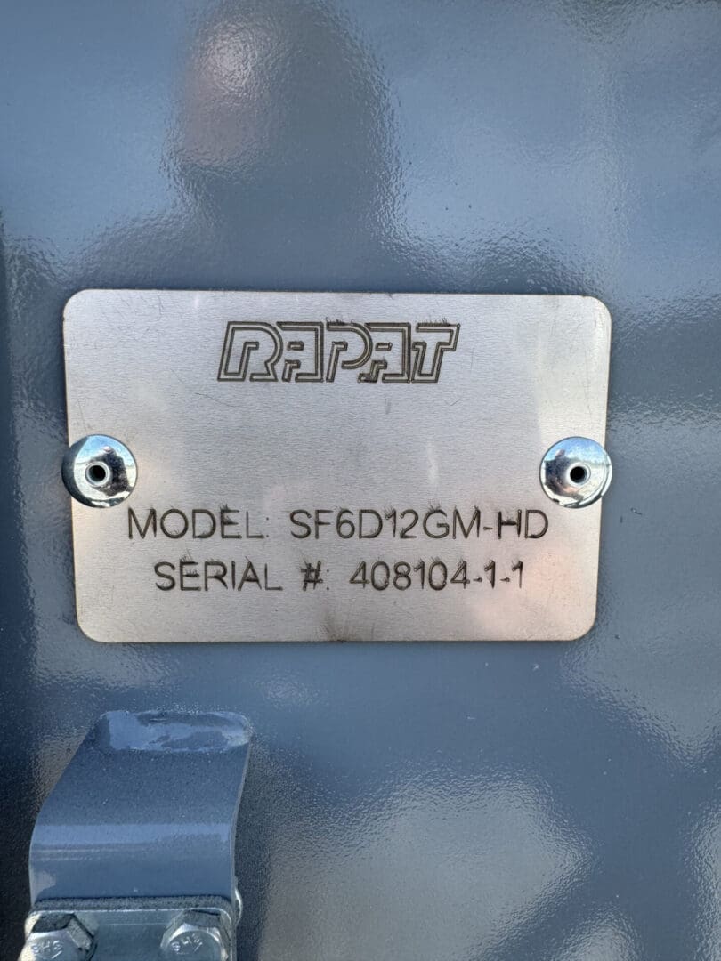 A metal plate with the word " repeit " on it.