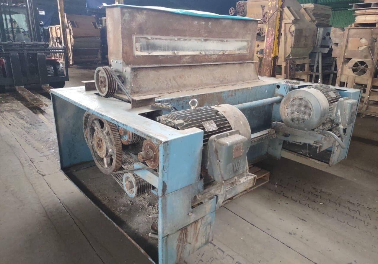 A large machine in the middle of an industrial area.
